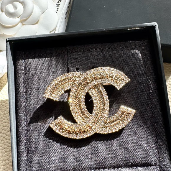 CHANEL
Crystal CC Brooch Light Gold - Picture 5 of 5